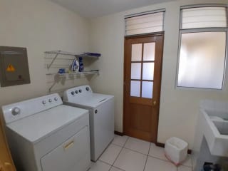 Apartamento Amueblado en Alquiler, Edificio Torre Castelar, zona 10 — Apartamento en Alquiler en Torre Castelar, Zona 10, Guatemala, Ciudad — miniatura 2 de 12