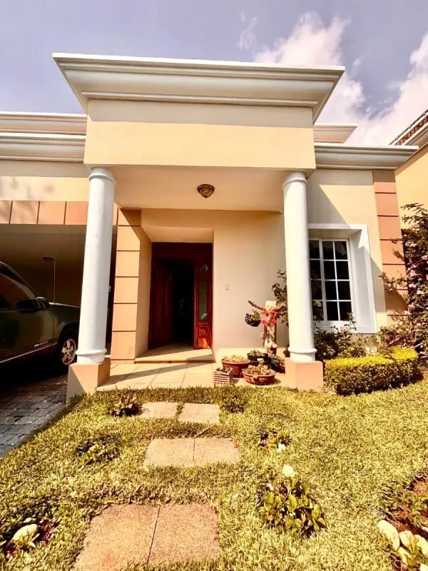 Entrada a Fraijanes • Casa en Renta/Venta • Villas de Entreverdes — Casa en Alquiler en Villas de Entreverdes, Carretera a El Salvador, Guatemala, Ciudad — foto 1 de 13