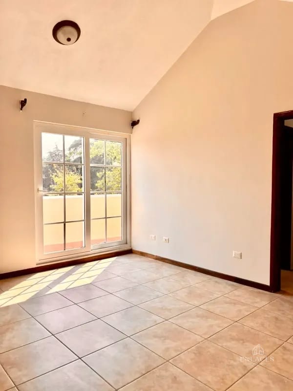Entrada a Fraijanes • Casa en Renta/Venta • Villas de Entreverdes — Casa en Alquiler en Villas de Entreverdes, Carretera a El Salvador, Guatemala, Ciudad — foto 8 de 13