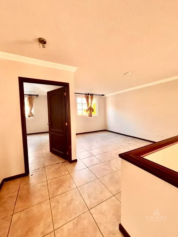 Entrada a Fraijanes • Casa en Renta/Venta • Villas de Entreverdes — Casa en Alquiler en Villas de Entreverdes, Carretera a El Salvador, Guatemala, Ciudad — foto 7 de 13