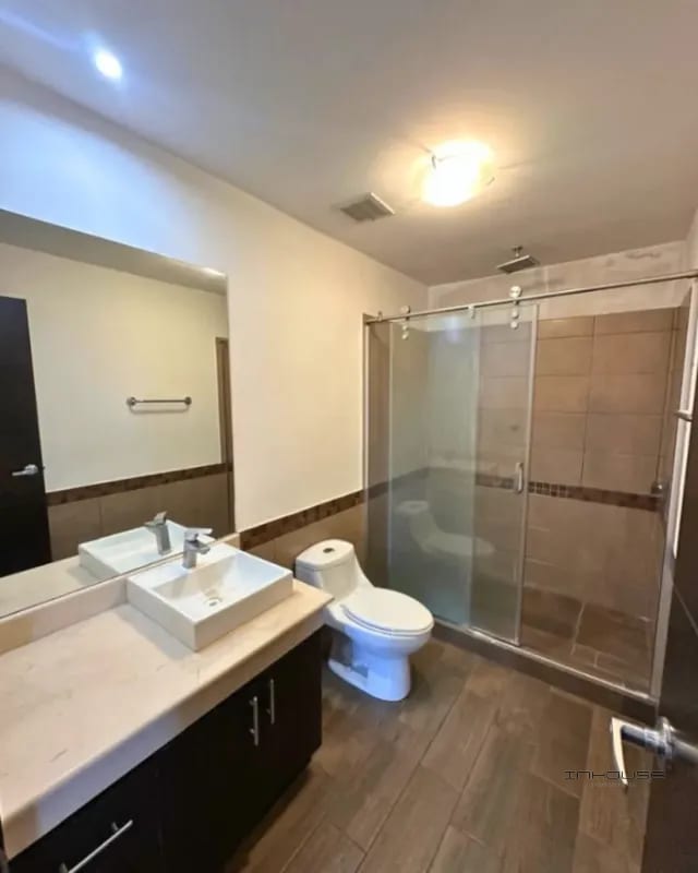 APARTAMENTO EN RENTA ZONA 10, NIVEL ALTO — Apartamento en Alquiler en Zona 10, Guatemala, Ciudad — foto 10 de 11