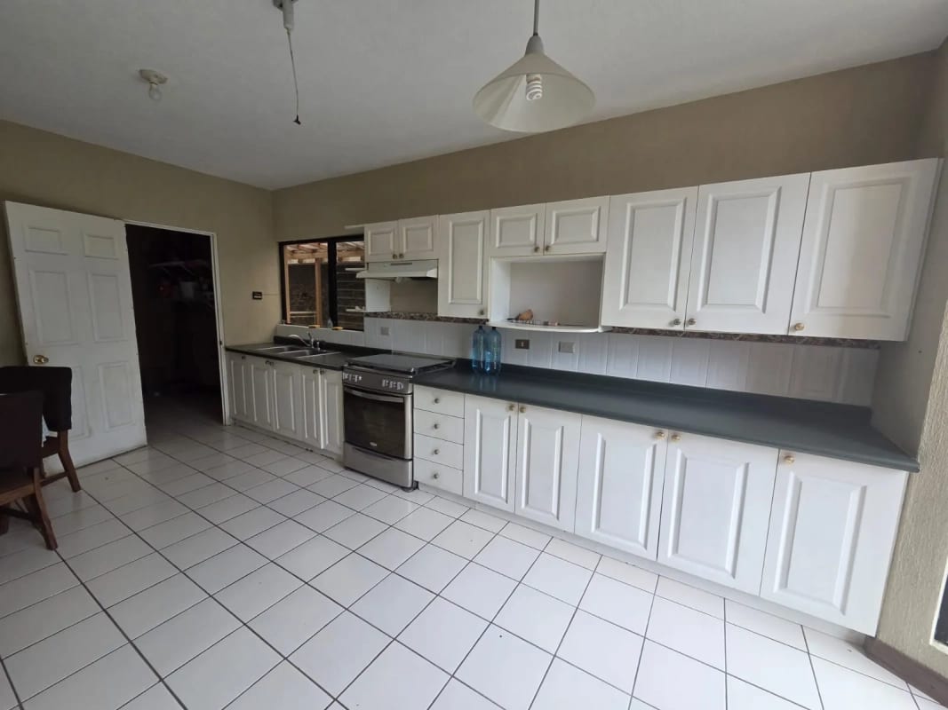 Amplia casa en Los Manantiales km 18 CAES — Casa en Venta en Carretera a El Salvador, Guatemala, Ciudad — foto 9 de 17