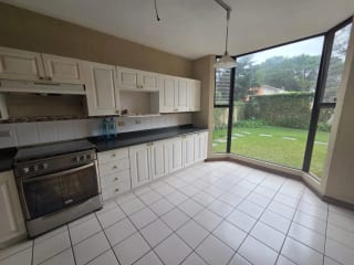 Amplia casa en Los Manantiales km 18 CAES — Casa en Venta en Carretera a El Salvador, Guatemala, Ciudad — miniatura 8 de 17