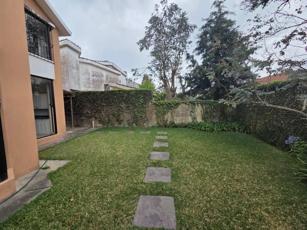 Amplia casa en Los Manantiales km 18 CAES — Casa en Venta en Carretera a El Salvador, Guatemala, Ciudad — foto 3 de 17