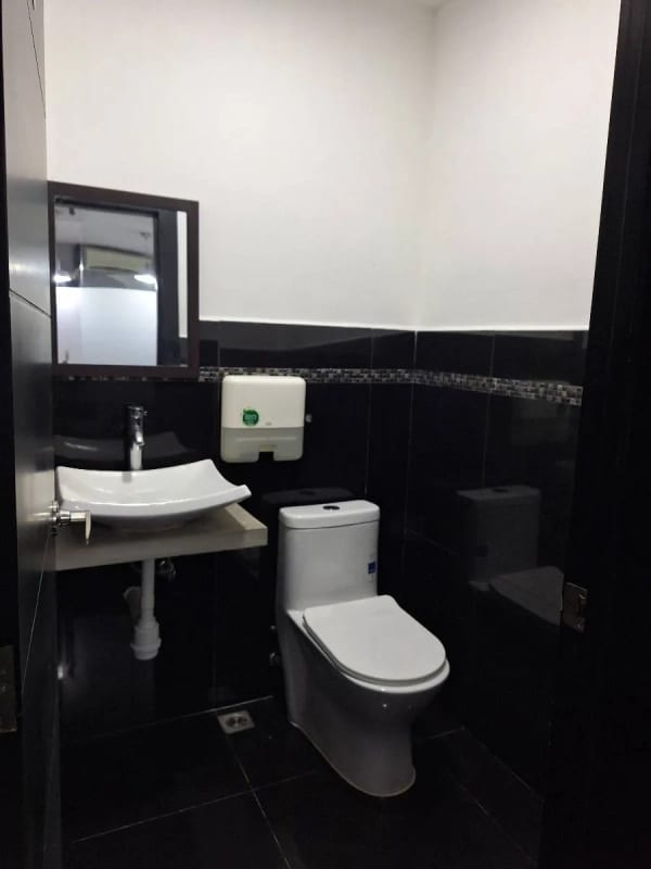 🚨 OFICINA EN RENTA AMUEBLADA – EDIFICIO DUBAI CENTER, ZONA 10 🚨  Zona 10 — Oficina en Alquiler en Dubai Center, Zona 10, Guatemala, Ciudad — foto 4 de 11
