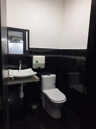 🚨 OFICINA EN RENTA AMUEBLADA – EDIFICIO DUBAI CENTER, ZONA 10 🚨  Zona 10 — Oficina en Alquiler en Dubai Center, Zona 10, Guatemala, Ciudad — miniatura 4 de 11