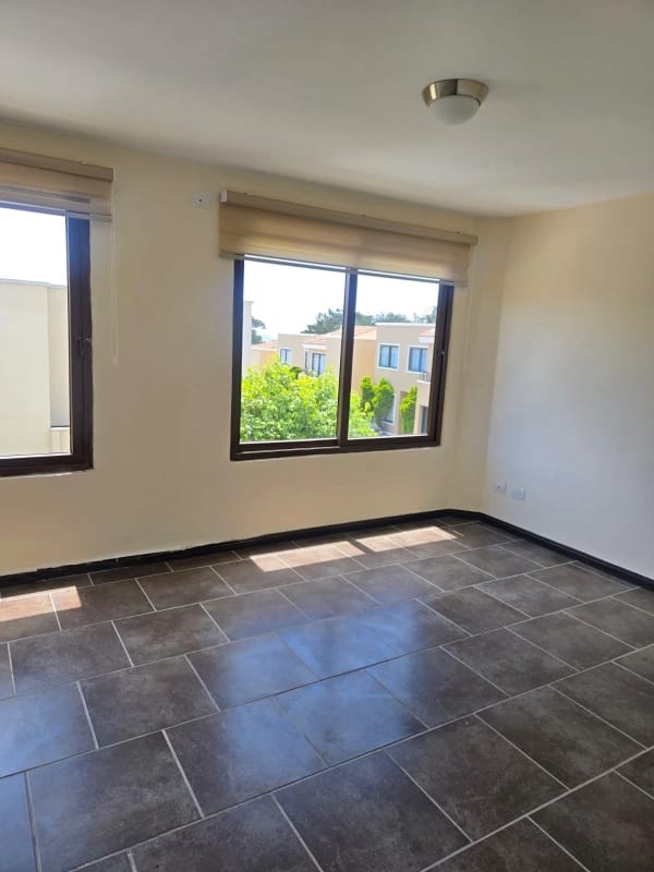 Cumbres de la Arboleda en venta, 4 habitaciones — Casa en Venta en Carretera a El Salvador, Guatemala, Ciudad — foto 4 de 14