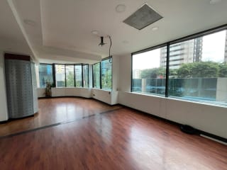 OFICINA RENTA EUROPLAZA ZONA 14, 160 MTS2, 5 ESPACIOS, 2 PARQUEOS, 2 BAÑOS $2,500 INCLUYE IVA Y MANTENIMIENTO — Oficina en Alquiler en Europlaza, Zona 14, Guatemala, Ciudad — miniatura 1 de 5