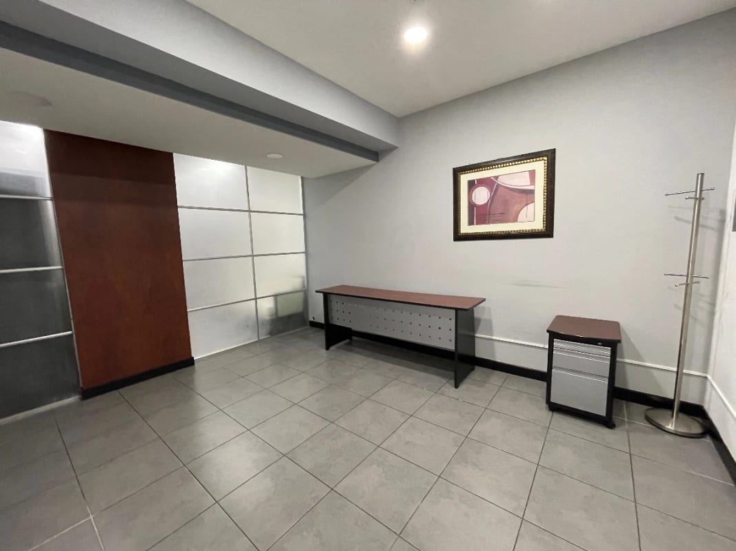 OFICINA RENTA EUROPLAZA ZONA 14, 160 MTS2, 5 ESPACIOS, 2 PARQUEOS, 2 BAÑOS $2,500 INCLUYE IVA Y MANTENIMIENTO — Oficina en Alquiler en Europlaza, Zona 14, Guatemala, Ciudad — foto 2 de 5