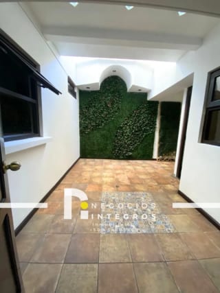CASA EN RENTA DE 5 HABITACIONES EN ZONA 10 DENTRO DE GARITA — Casa en Alquiler en Zona 10, Guatemala, Ciudad — miniatura 2 de 15