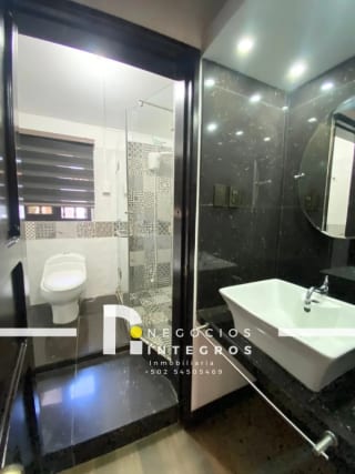 CASA EN RENTA DE 5 HABITACIONES EN ZONA 10 DENTRO DE GARITA — Casa en Alquiler en Zona 10, Guatemala, Ciudad — miniatura 6 de 15