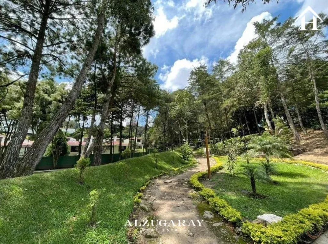 CASA AMPLIA C/JARDÍN Y PERGOLA 4 HAB. / COLONIA SAN LAZARO Z.15 — Casa en Alquiler en Zona 15, Guatemala, Ciudad — foto 2 de 3