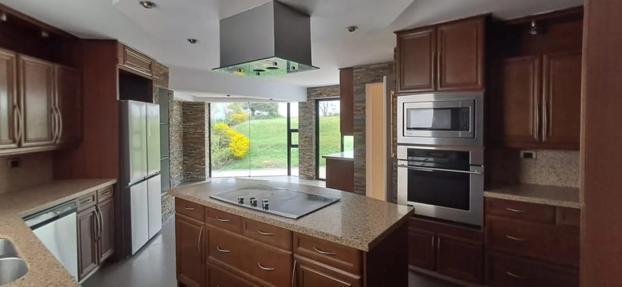 VENDO ELEGANTE CASA FAMILIAR EN COLINAS DE ANDALUCIA – AMPLIO JARDIN — Casa en Venta en Colinas De Andalucia, Carretera a El Salvador, Guatemala, Ciudad — foto 14 de 14