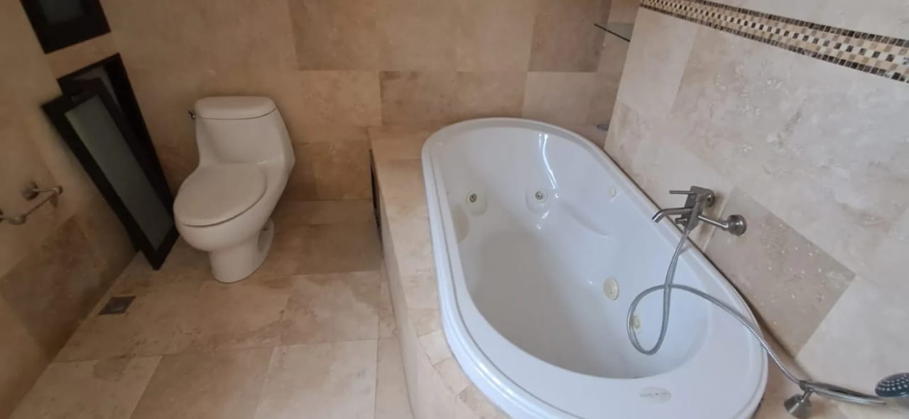 VENDO ELEGANTE CASA FAMILIAR EN COLINAS DE ANDALUCIA – AMPLIO JARDIN — Casa en Venta en Colinas De Andalucia, Carretera a El Salvador, Guatemala, Ciudad — foto 2 de 14