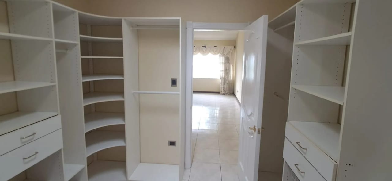 VENDO ELEGANTE CASA FAMILIAR EN COLINAS DE ANDALUCIA – AMPLIO JARDIN — Casa en Venta en Colinas De Andalucia, Carretera a El Salvador, Guatemala, Ciudad — foto 6 de 14