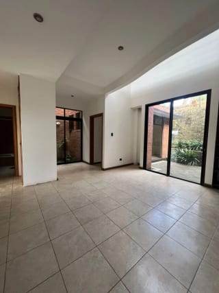 VENDO LINDA CASA EN LA FORESTA KM.20.5 CARR A FRAIJANES — Casa en Venta en La Foresta, Carretera a El Salvador, Guatemala, Ciudad — miniatura 5 de 11