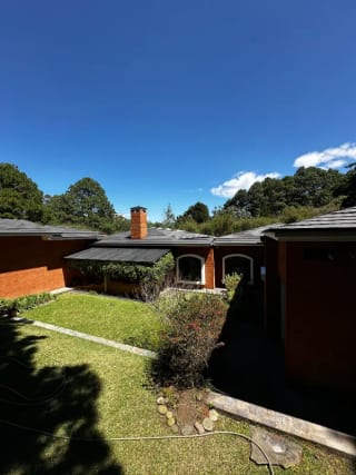 AMPLIA Y ELEGANTE CASA DE UN NIVEL EN VENTA | SANTA CATARINA PINULA   "Condominio Las Tinajas" — Casa en Venta en Las Tinajas, Santa Catarina Pinula, Guatemala, Ciudad — miniatura 1 de 13