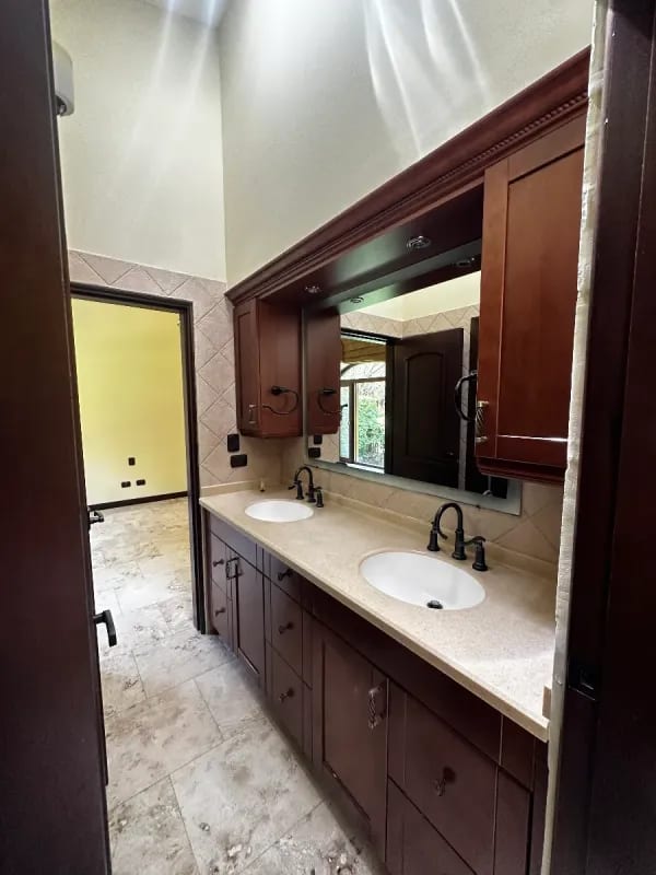 AMPLIA Y ELEGANTE CASA DE UN NIVEL EN VENTA | SANTA CATARINA PINULA   "Condominio Las Tinajas" — Casa en Venta en Las Tinajas, Santa Catarina Pinula, Guatemala, Ciudad — foto 10 de 13