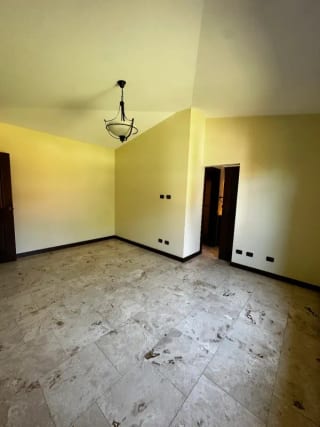 AMPLIA Y ELEGANTE CASA DE UN NIVEL EN VENTA | SANTA CATARINA PINULA   "Condominio Las Tinajas" — Casa en Venta en Las Tinajas, Santa Catarina Pinula, Guatemala, Ciudad — miniatura 7 de 13