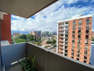 Apartamento amueblado de 2 dormitorios en zona 10 — Apartamento en Alquiler en Zona 10, Guatemala, Ciudad — miniatura 2 de 8